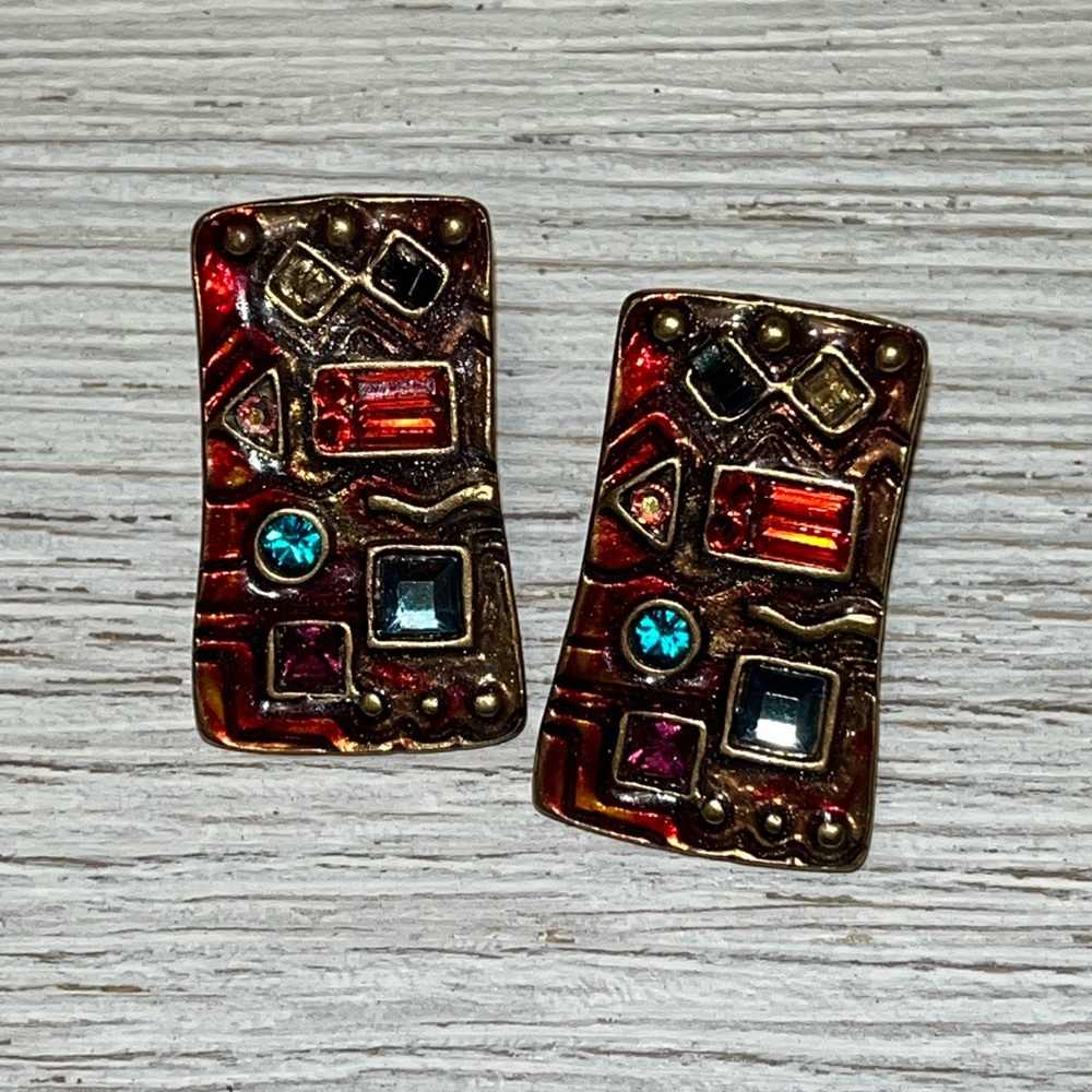 CHICO’S beautiful and vibrant pierced earrings. Stone has shifted on one.